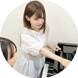 ピアノ講師：岡田 ゆうか